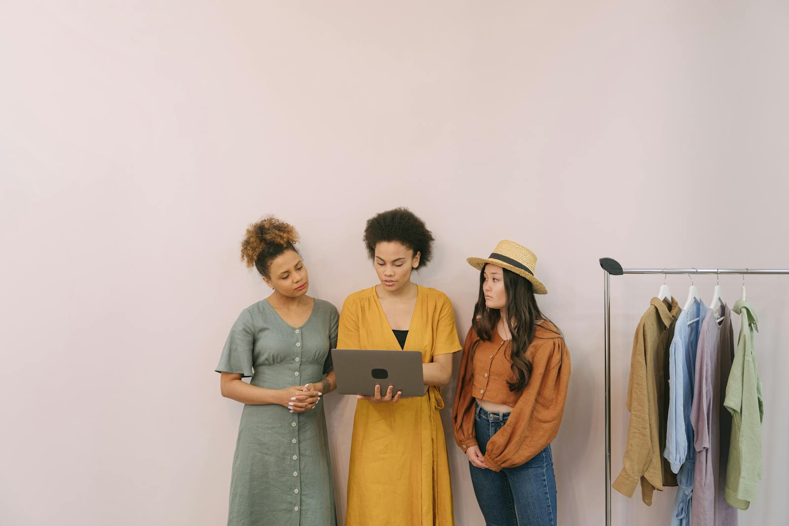 Buyer presentation and inquiry-ready garment display